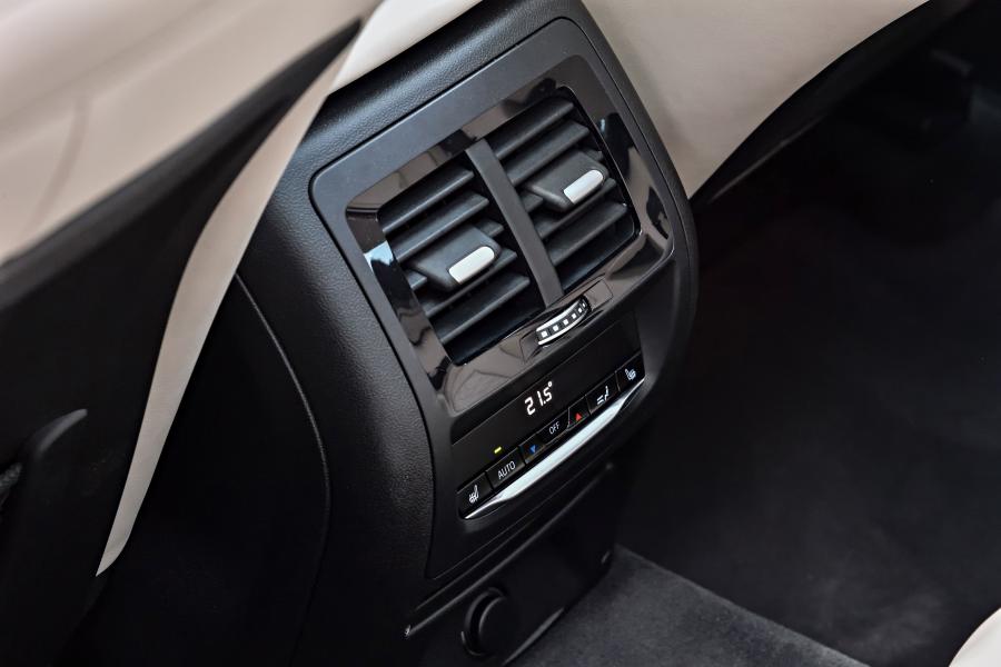 Детали интерьера BMW X3 M40i (G01) 2017 года  (WW) (фото 141 из 184)